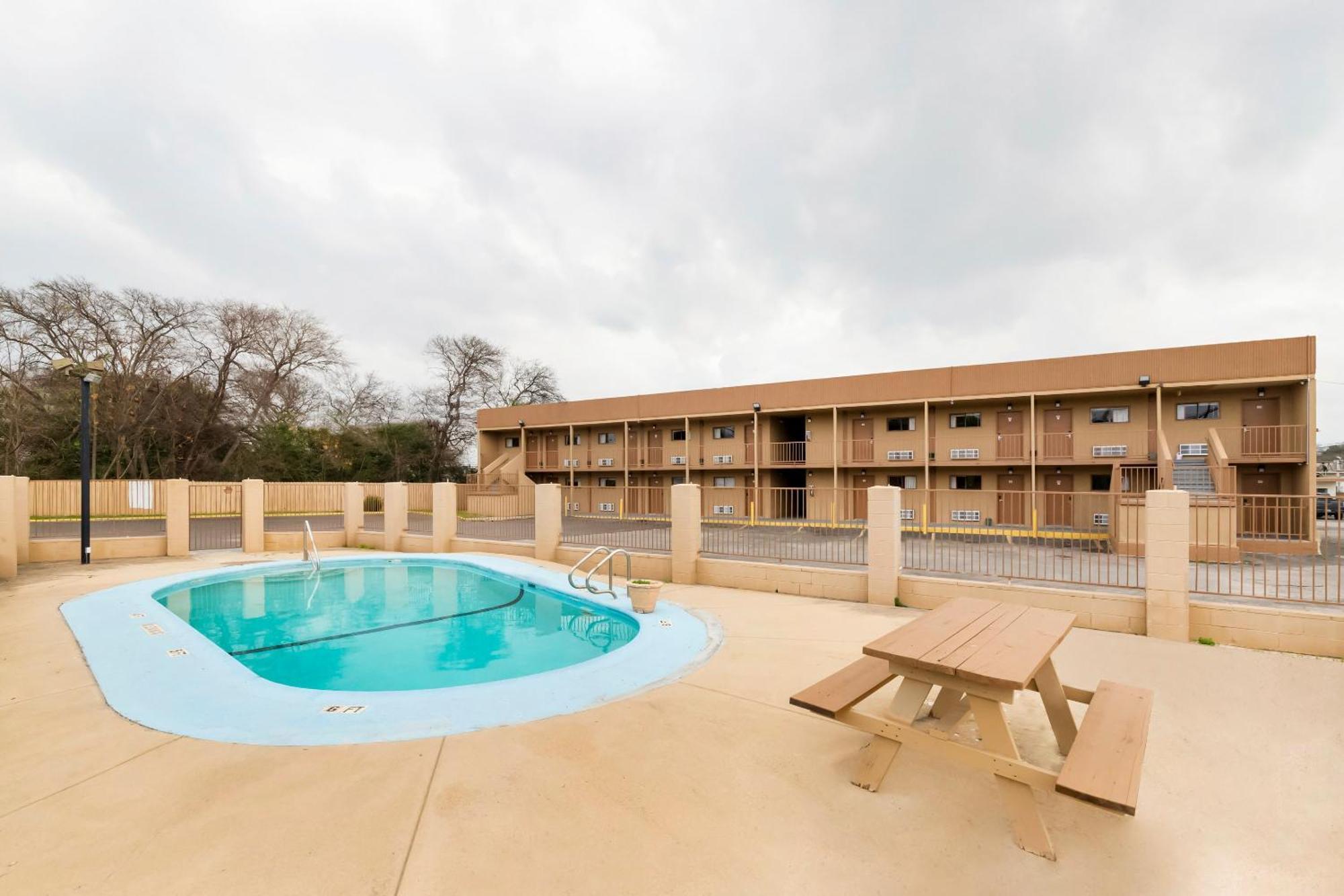 Oyo Hotel San Antonio Lackland Afb Seaworld Hwy 90 W ภายนอก รูปภาพ